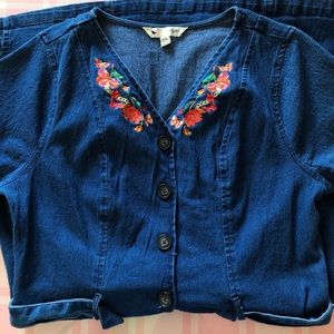 3/$40 👗 Beautiful floral embroidered jean dress!